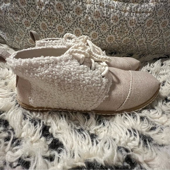 Toms Shoes - Toms Natural Plush Faux Shearling Bota Metallic Lace-Up Boho Boots